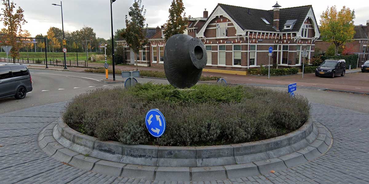 Discoid Form I (1970), bronze sculpture on the Harry Muskee Roundabout in Assen