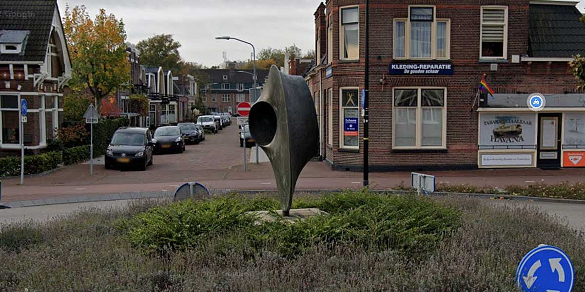 Discoid Form I (1970), bronze sculpture on the Harry Muskee Roundabout in Assen