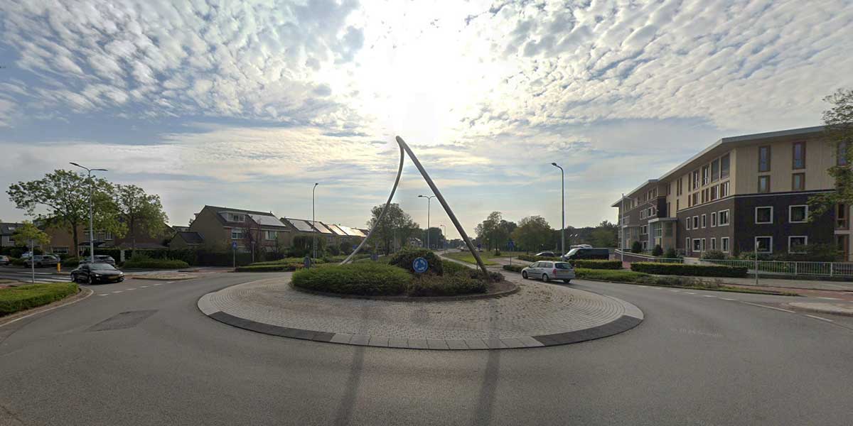 Perceived from a position perpendicular to that axis, the same structure reads as an inverted V.