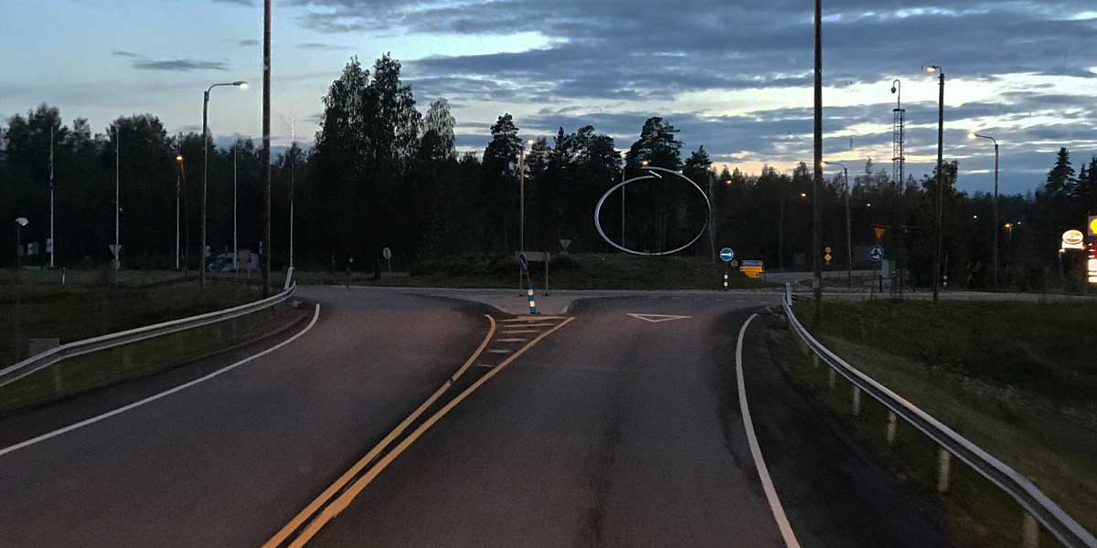 Approaching the roundabout the Kangasniemi sculpture projects itself as an ellipse.