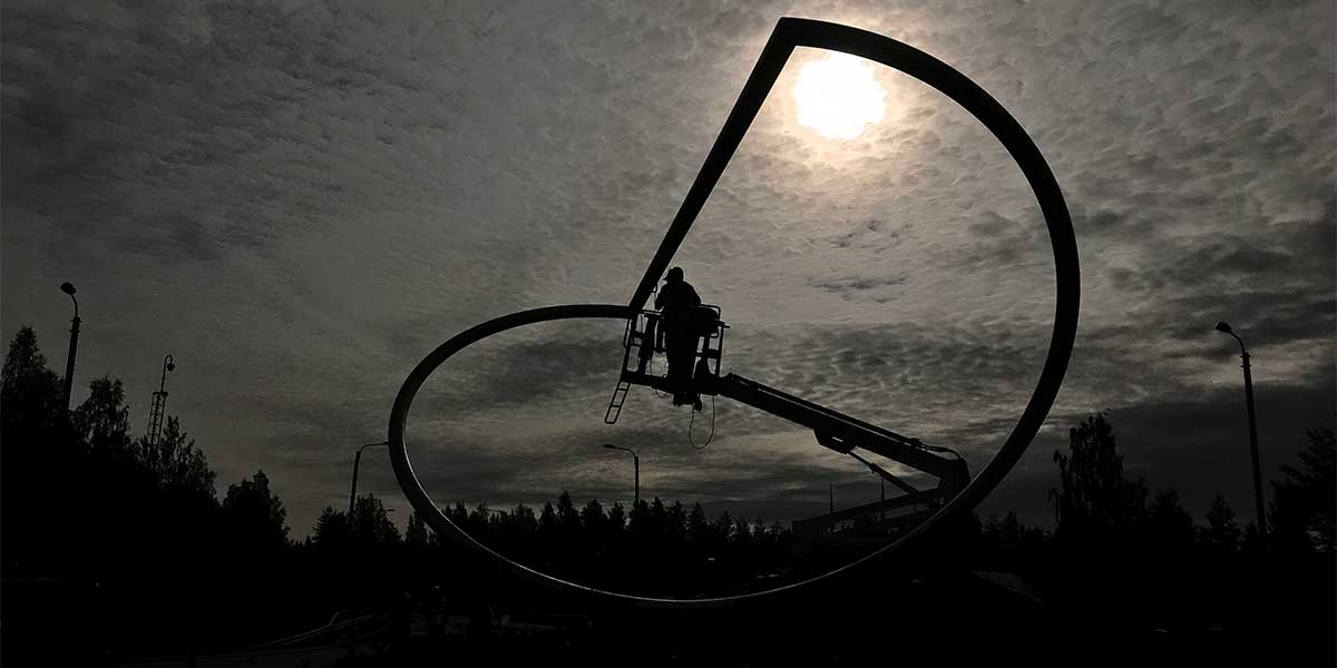 The two circle segments are drawn apart and connected by a ten meter long extension.