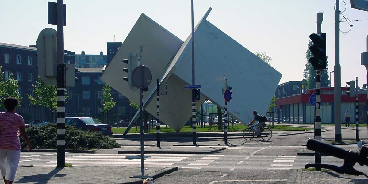 Even though not on a roundabout, the dynamism of the constellation of the three interconnected squares comprising the artwork suggests a circular movement...